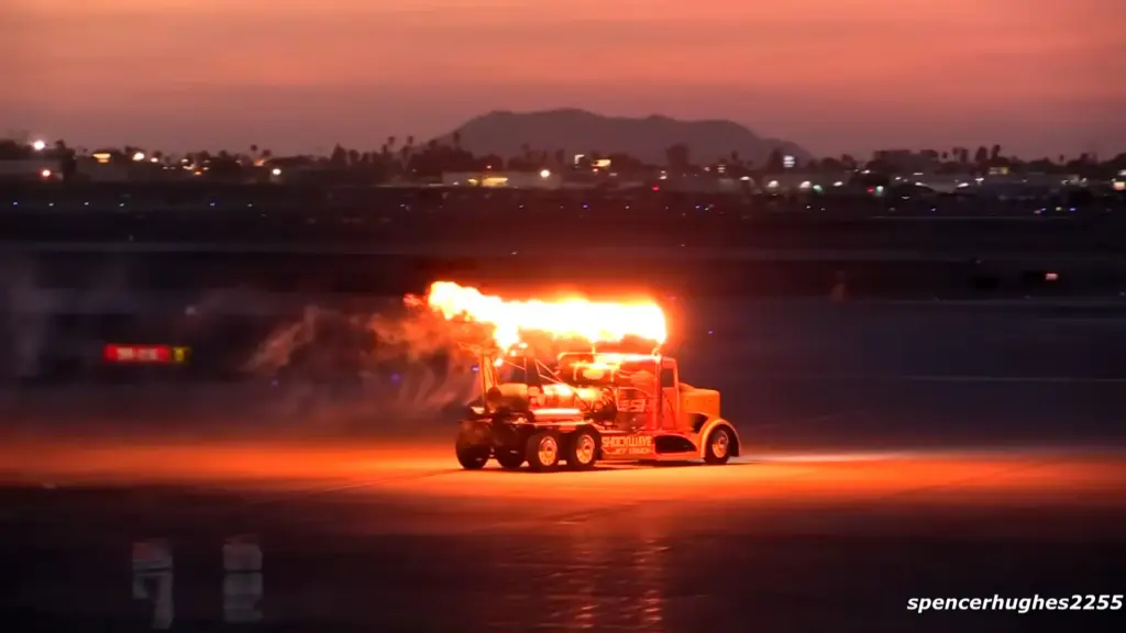 Conheça o Shockwave, o caminhão a jato mais insano já criado: 3 motores colossais entregam 36 mil cv e levaram a máquina a 605 km/h