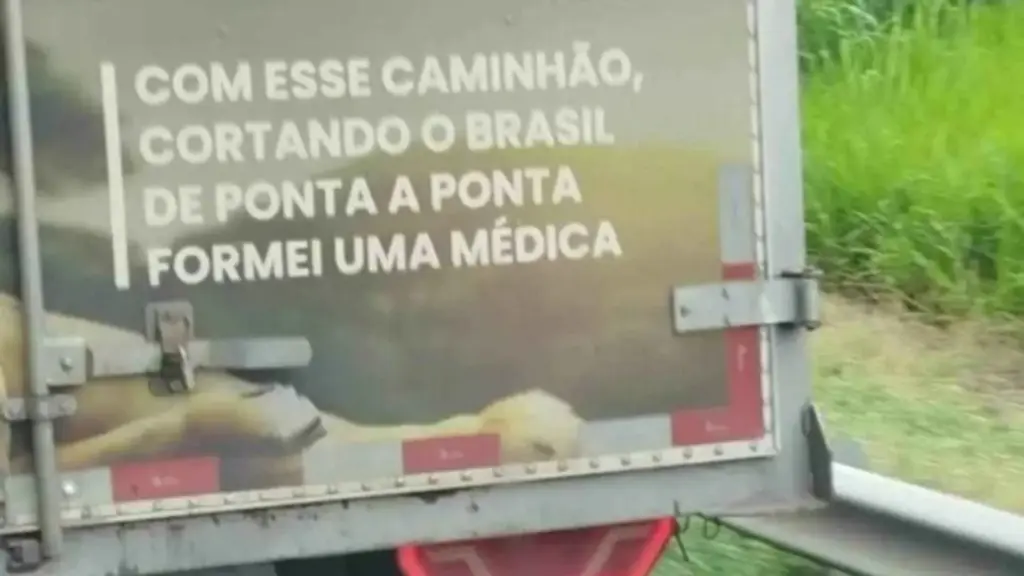 Caminhoneiro cruza o Brasil de ponta a ponta para realizar o sonho da filha, celebra sua formatura em Medicina com uma frase na carroceria e emociona milhões: “Com esse caminhão, formei uma médica”