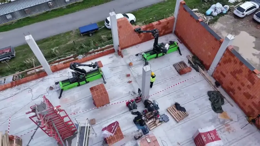 Escassez de mão de obra muda os canteiros de obras: ajudantes trocam a argamassa por uma máquina chamada Walter, que usa cola no lugar do cimento e promete erguer em apenas uma hora a mesma parede que exigiria cinco pedreiros e um ajudante Escassez de mão de obra muda os canteiros de obras: ajudantes trocam a argamassa por uma máquina chamada Walter, que usa cola no lugar do cimento e promete erguer em apenas uma hora a mesma parede que exigiria cinco pedreiros e um ajudante