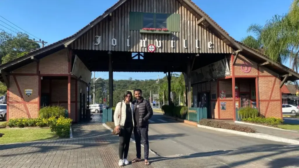 Casal deixa Manaus, percorre mais de 4 mil km, muda de cidade duas vezes em poucos dias, enfrenta aluguel caro, saudade da família e os desafios da adaptação ao Sul; Bárbara e Cleverson escolheram Joinville para reconstruir a vida