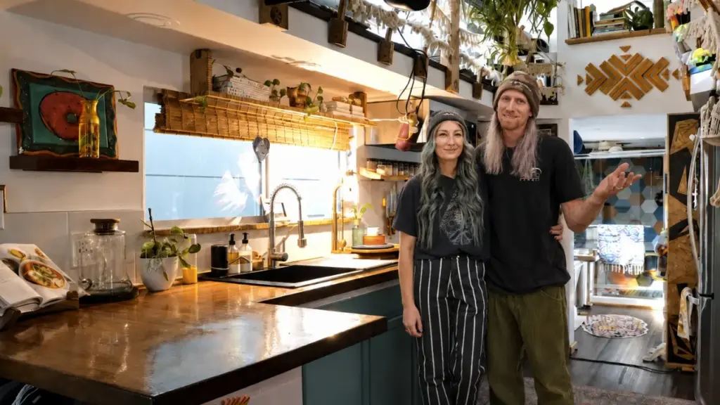 Casal usa 200 skates descartados, madeira e móveis antigos para construir a própria casa com 33 m²