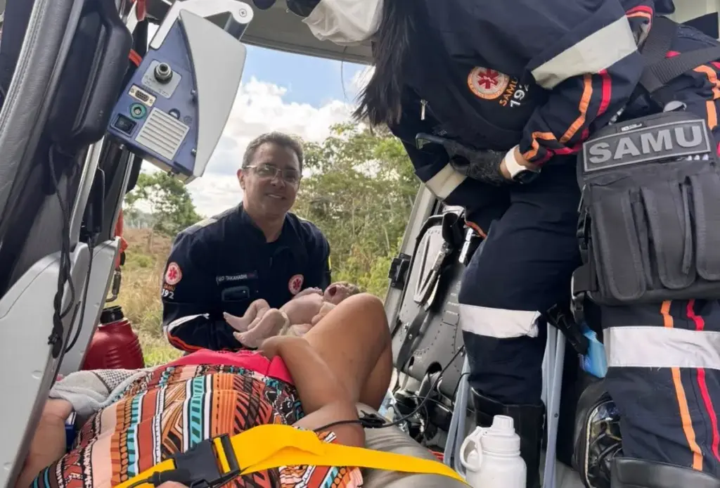 Bebê indígena nasce dentro de helicóptero durante resgate no AC
