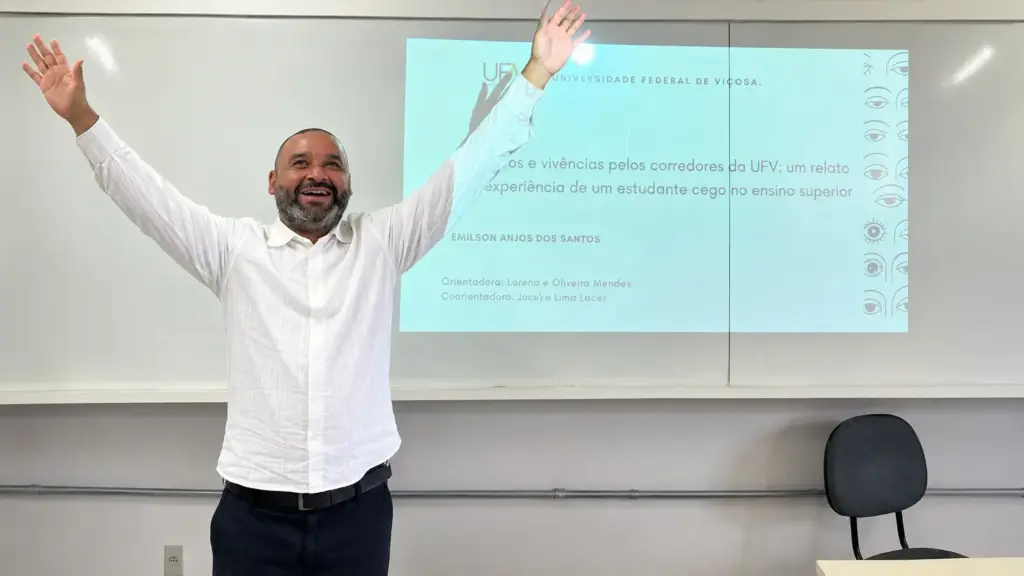 Aos 43 anos, mineiro cego que só começou a educação básica depois dos 20 aprende Braille, faz o Enem, entra em Pedagogia e se torna o primeiro estudante cego a concluir o curso na Universidade Federal de Viçosa