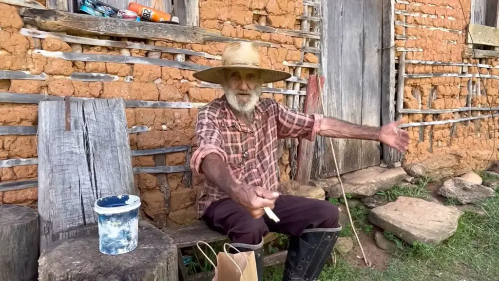 Celinho vive há décadas em um pequeno sítio no interior de Minas, planta o próprio feijão, cria animais e mantém um antigo engenho para produzir rapadura: “O que sobra nós vende”