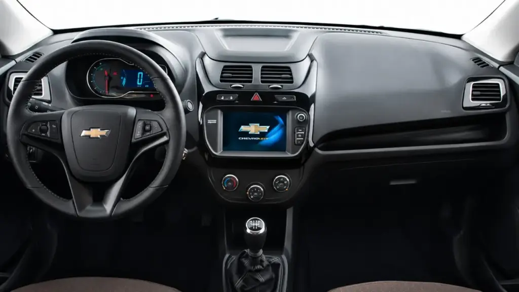 Mais barato que Mobi e Kwid 0 km: com porta-malas gigante de 563 litros, motor 1.4 flex de até 102 cv, câmbio manual de cinco marchas e consumo de até 12,9 km/l, o Chevrolet Cobalt LTZ 2016 entrega espaço, praticidade e robustez mecânica por cerca de R$ 47 mil