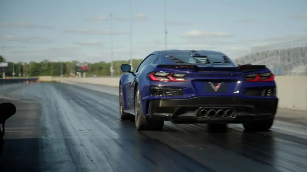 Chevrolet anuncia retorno triunfal do Corvette mais brutal de sua história: ZR1X 2027 combina V8 5.5 biturbo e motor para entregar 1.250 cv, tração integral, faz o 0 a 96 km/h em menos de 2 segundos e completa o quarto de milha em absurdos 8,675 segundos
