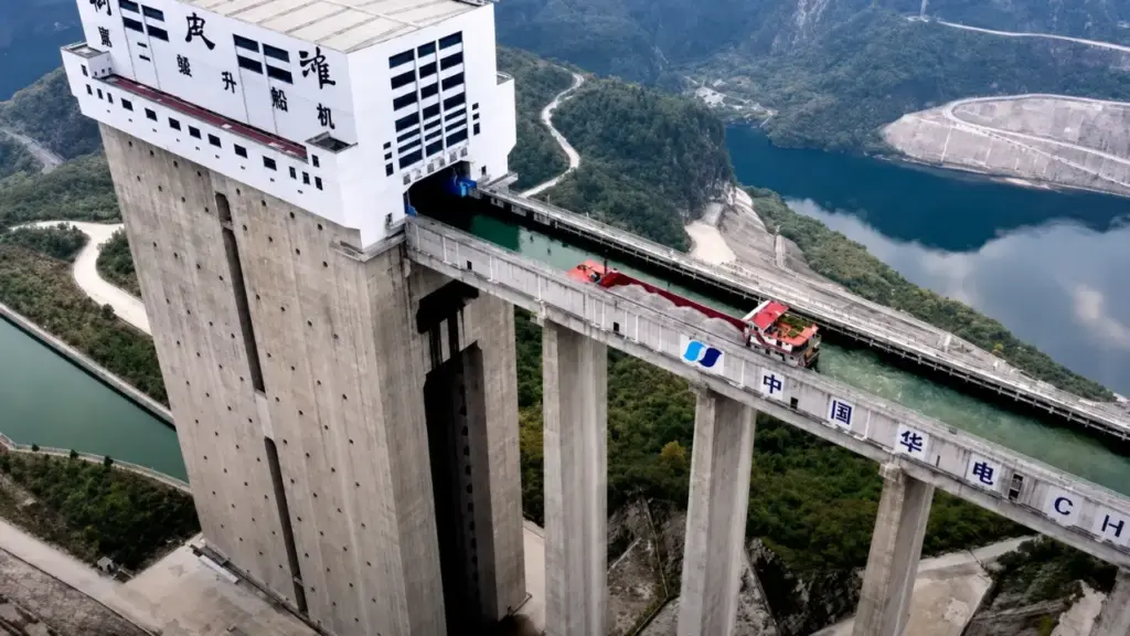 China ergue navios de até 3 mil toneladas em apenas 40 minutos com elevador gigante na barragem das Três Gargantas