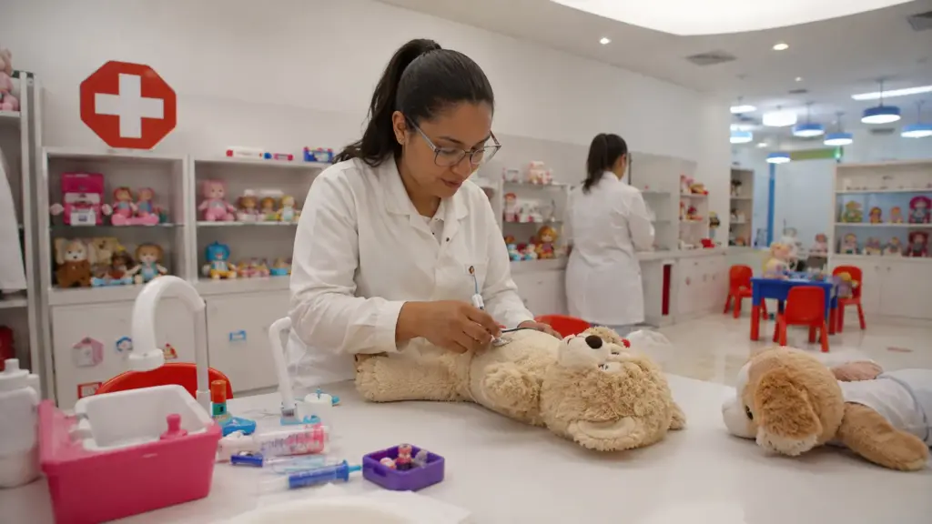 Existe um hospital em São Paulo onde nenhum paciente é gente: criado em 1937, negócio familiar recebe bonecas, pelúcias, carrinhos e videogames, atravessa quatro gerações, restaura brinquedos de até 100 anos e alcança faturamento de R$ 1,5 milhão por ano