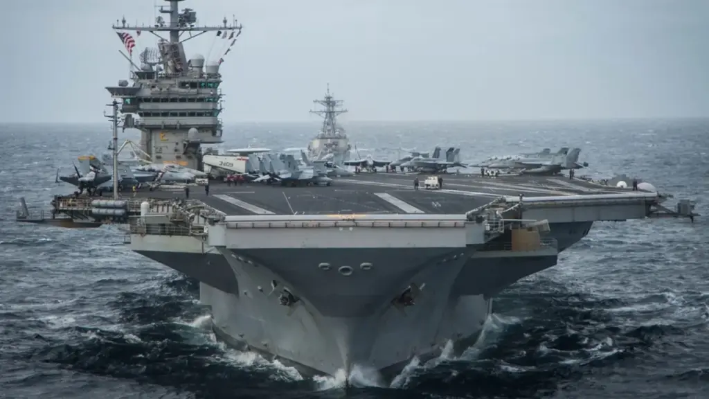 Com 335 metros, mais de 100 mil toneladas e até 5 mil militares a bordo, o USS George Washington segue para o Oriente Médio para substituir o porta-aviões Abraham Lincoln, que já ultrapassou 250 dias de missão