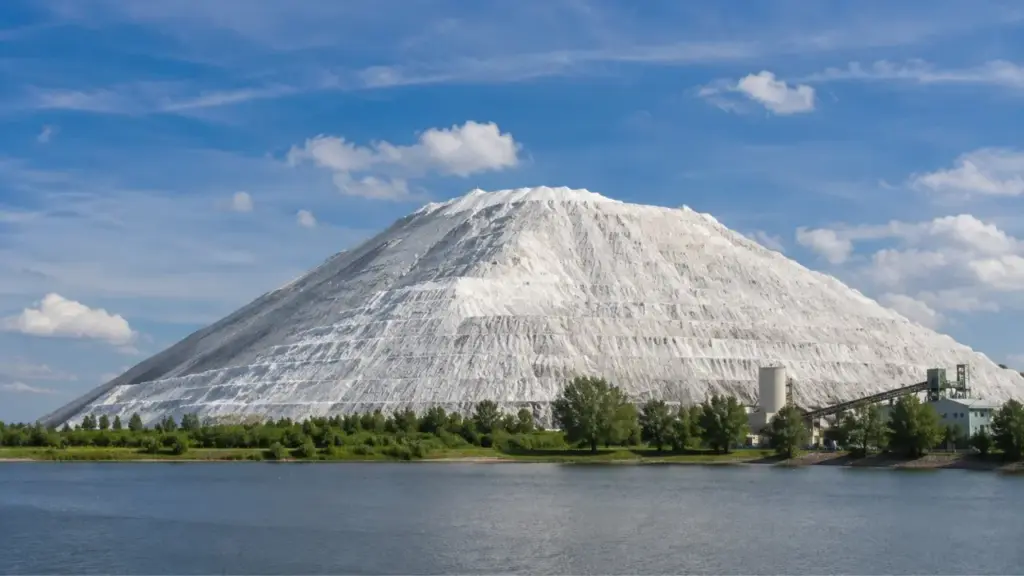 Com cerca de 236 milhões de toneladas de sal, 530 metros de altitude e área equivalente a 114 campos de futebol, essa grande montanha branca formada com rejeitos da mineração é visível a quilômetros de distância na Alemanha; conheça o Monte Kali