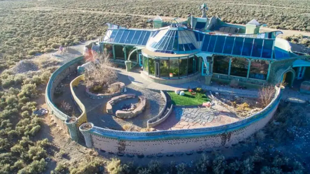 Casal constrói casa usando garrafas de vidro e paredes de taipa: o imóvel levou quase três anos para ser construído, superou chuvas, atrasos, orçamento de US$ 880 mil, possui inspiração em “earthships” e fica na Austrália