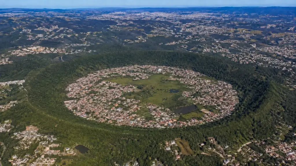 Bairro de São Paulo foi construído dentro de uma cratera de 3,6 quilômetros formada pela queda de um asteroide, abriga moradores e até uma penitenciária e agora cientistas da USP encontraram provas microscópicas do impacto no subsolo