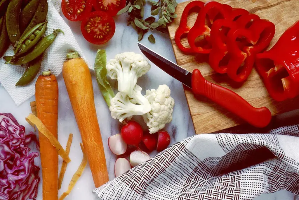 Metade dos brasileiros lava a carne na pia antes de cozinhar e 39% descongelam alimentos em cima da bancada, aponta pesquisa da USP com 5 mil entrevistados que também descobriu que só 38% higienizam verduras do jeito certo e que a água corrente espalha bactéria pela cozinha inteira