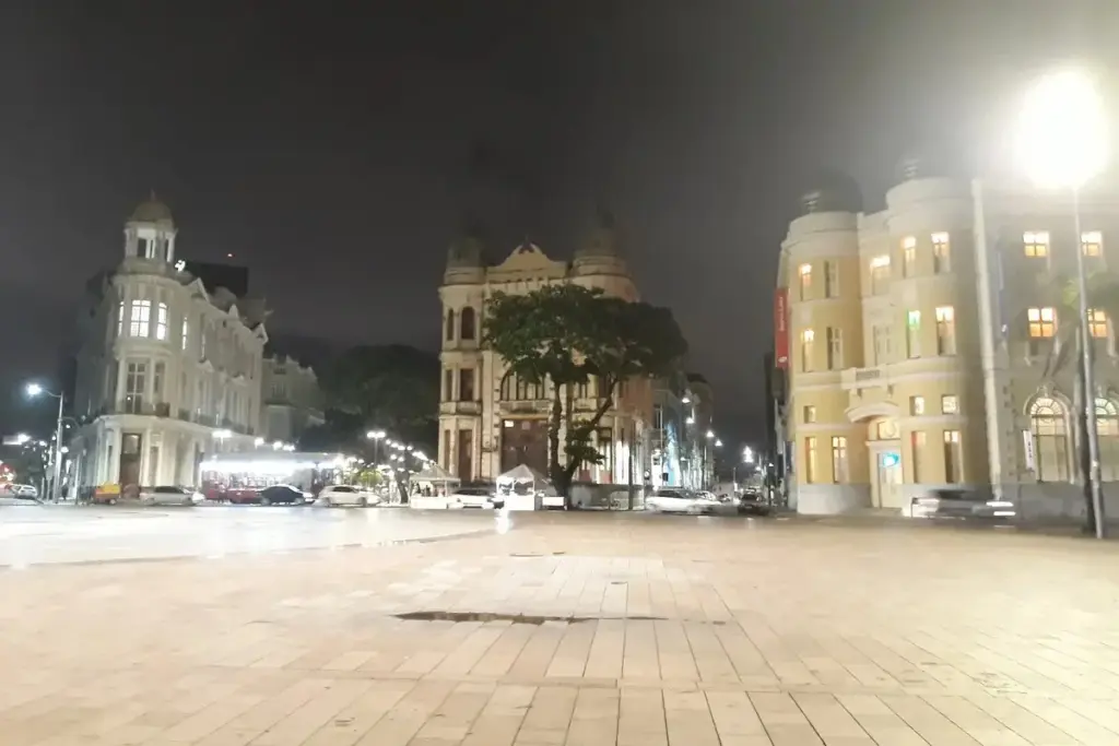 Prefeitura do Recife notifica os donos de 38 prédios abandonados, cinco já entraram na cobrança de IPTU que dobra todo ano até bater 15% do valor do imóvel, e quem continuar de braços cruzados pode perder a propriedade em leilão para outra pessoa terminar a obra