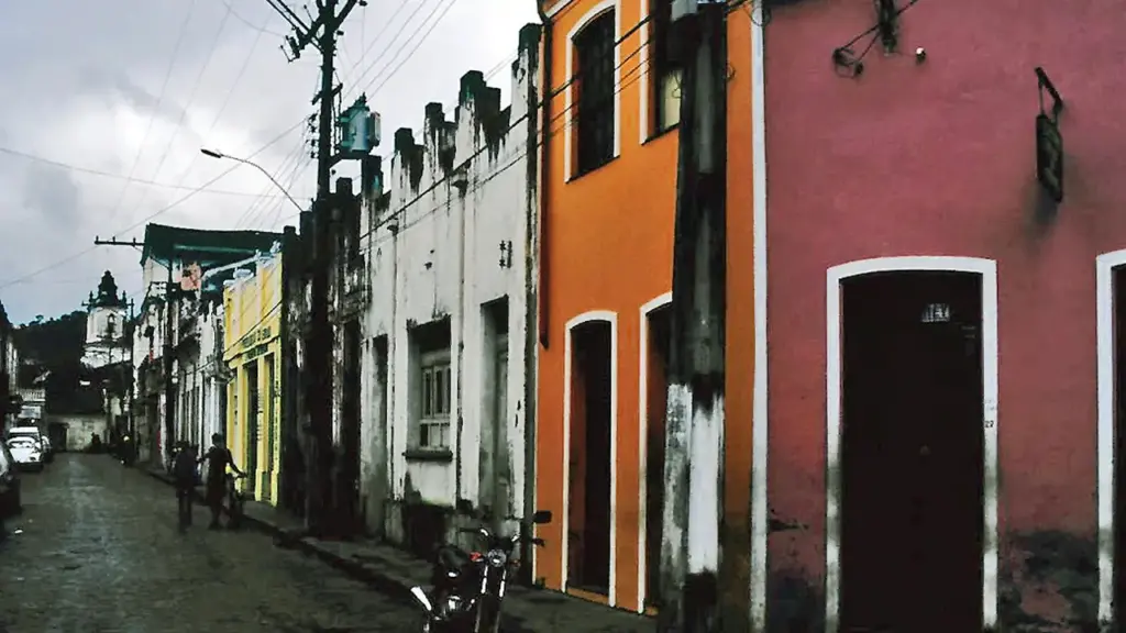 Adquirida nos anos 1980 como esconderijo da família e ponto de encontro de músicos, a propriedade de mais de 50 hectares no Recôncavo baiano, com casa-sede colonial, lago e mata nativa, foi repassada ao Incra por um dos maiores nomes da música brasileira, hoje com 84 anos, e segue vazia dez anos após o acordo