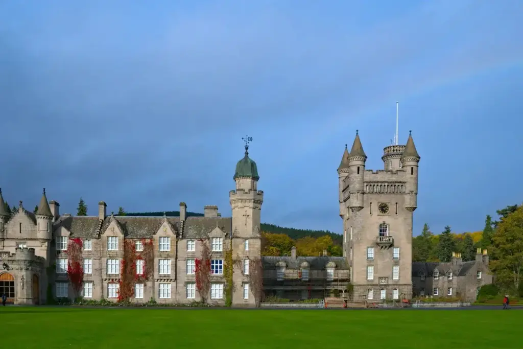 O rei Charles fechou nesta segunda-feira os portões da propriedade de cinquenta mil acres nos Highlands escoceses que ele chama de lugar único, encerrou a temporada de visitação antes do fim do verão e só deve reabrir o terreno ao público em outubro O rei Charles fechou nesta segunda-feira os portões da propriedade de cinquenta mil acres nos Highlands escoceses que ele chama de lugar único, encerrou a temporada de visitação antes do fim do verão e só deve reabrir o terreno ao público em outubro