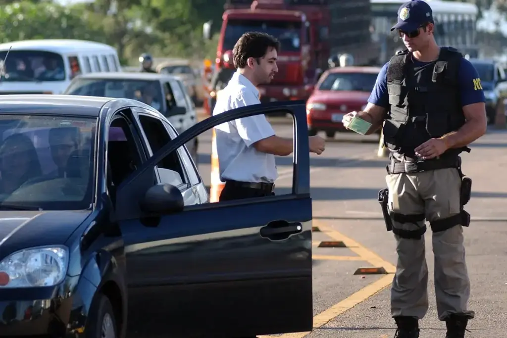 Motorista é parado na blitz de trânsito, ao ser requisitada a CNH ele entrega a versão digital do documento e é questionado por agente, homem alega ter deixado sua carteira em casa e não estar com a CNH física no momento