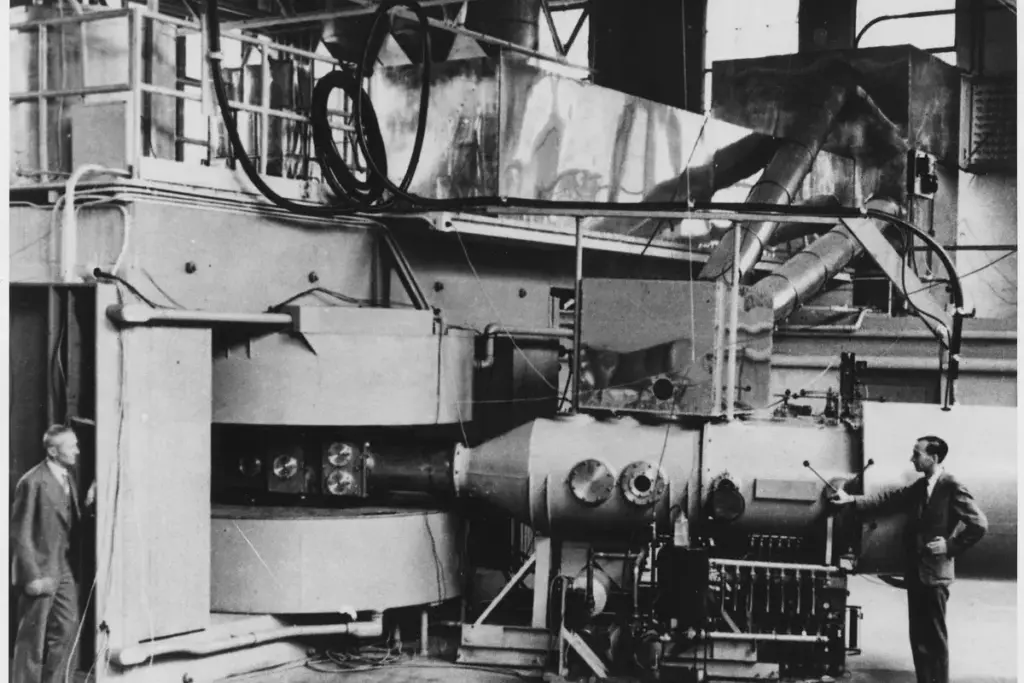 Um físico leu um artigo em 1929, teve a ideia de empurrar partículas em espiral em vez de em linha reta, e um ano depois um aluno dele montou um aparelho de treze centímetros que virou a base de todo acelerador de hoje Um físico leu um artigo em 1929, teve a ideia de empurrar partículas em espiral em vez de em linha reta, e um ano depois um aluno dele montou um aparelho de treze centímetros que virou a base de todo acelerador de hoje