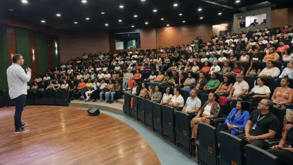 Em Camaçari, mais de 700 jovens e adultos retomam a educação básica enquanto fazem cursos profissionais do Senai, numa parceria que aproxima EJA, qualificação, renda e novas oportunidades de emprego