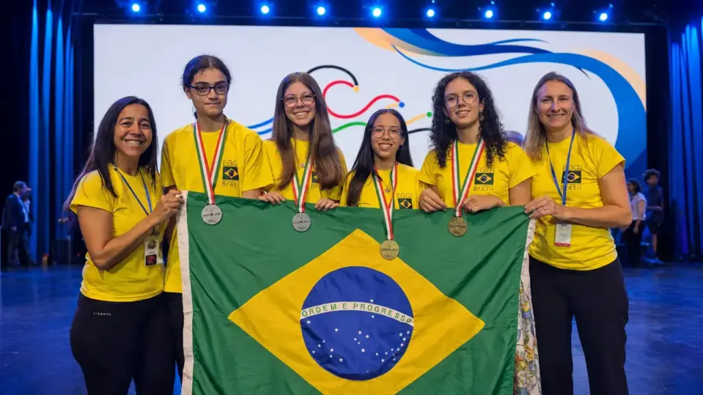 Brasil encerra a Olimpíada Internacional de Informática no Uzbequistão com medalha para os 4 estudantes: Pedro Suyama leva ouro, João Paulo prata, Maria Clara e Enzo bronze