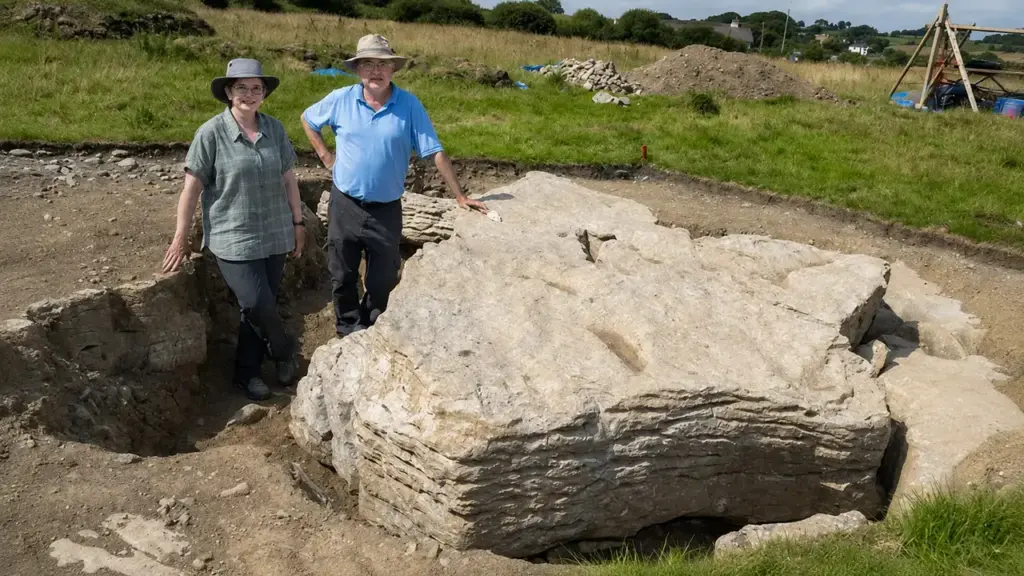 Tumba perdida de quase 6 mil anos reaparece na Irlanda, arqueólogos acham outra ao lado sob pedra de 14 toneladas e um pingente raro de ametista