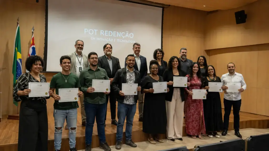 Henrique Barbosa recebe certificado após formação em impressão 3D e robótica nos Fab Labs de São Paulo, enquanto programa municipal atende 17 mil pessoas em situação de vulnerabilidade