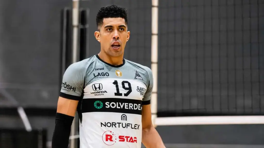 Criado na periferia de Ceilândia, brasileiro de 2,08 metros começou no vôlei aos 16 anos, passou pela seleção de base e conquistou contrato em clube europeu da Eslováquia