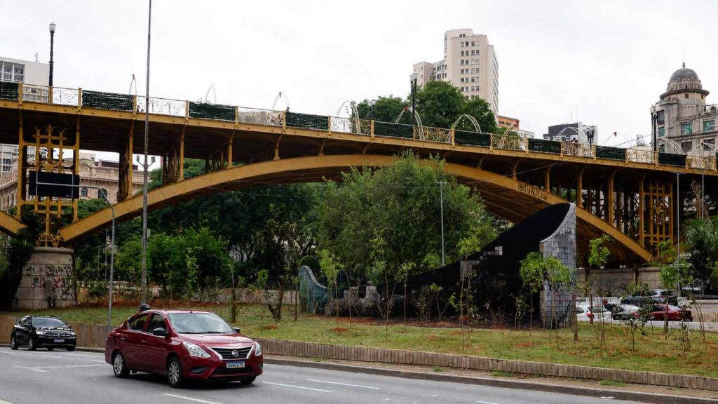 São Paulo transforma áreas degradadas sob viadutos e avenidas em quatro novos bosques, planta mais de 4 mil árvores e alcança 24.710 mudas em 20 florestas urbanas