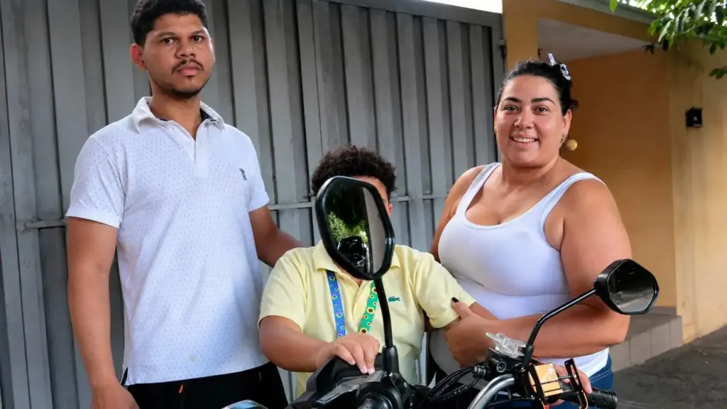 Motoboy de 19 anos encontra menino autista de 7 anos sozinho às 4h da madrugada, acalma a criança com as luzes da moto e ajuda a reunir mãe e filho em São José do Rio Preto