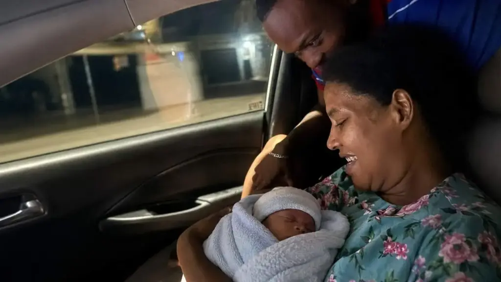 Motorista de aplicativo de 39 anos levava gestante e o marido ao hospital em Criciúma quando bebê nasceu dentro do carro durante a corrida, antes de a família chegar à maternidade