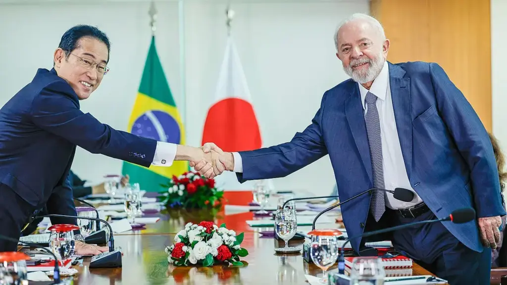 Brasil e Japão criam visto gratuito de férias-trabalho para jovens de 18 a 30 anos, com estadia de até um ano e autorização para atividade remunerada a partir de dezembro