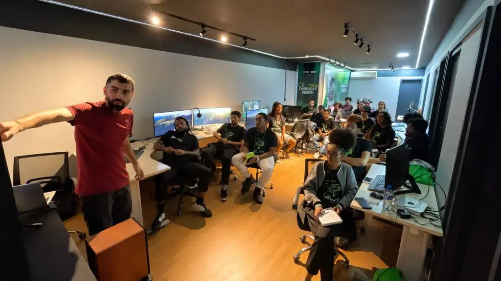 Após capacitar 290 jovens em quatro estados, projeto abre até 120 vagas gratuitas no Rio para formação em audiovisual, inteligência artificial e produção criativa nas favelas