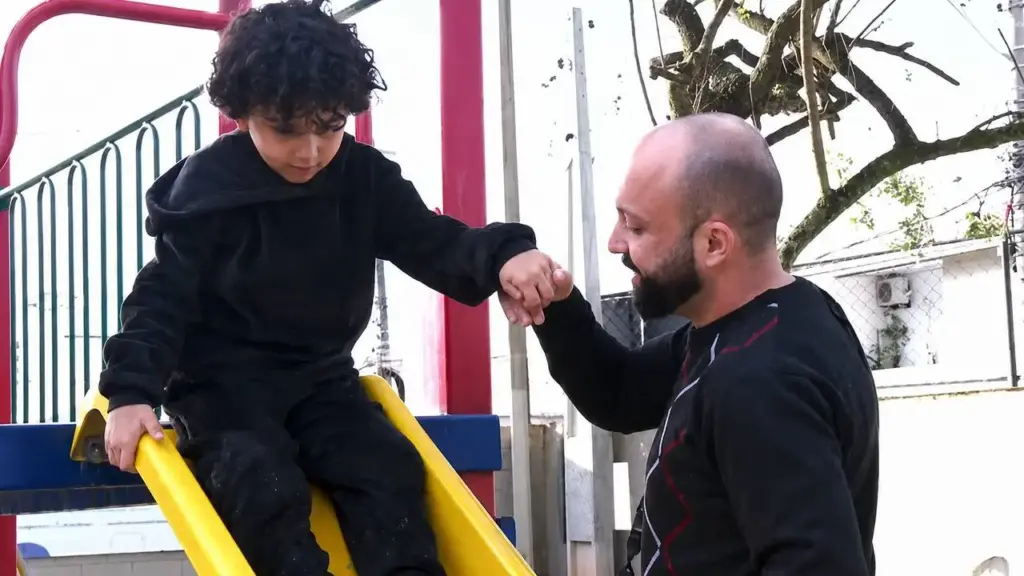 Depois de 15 anos no mercado financeiro, pai deixa a carreira, aceita ganhar 75% menos e começa a estudar fonoaudiologia para ajudar o filho com autismo em Santa Catarina