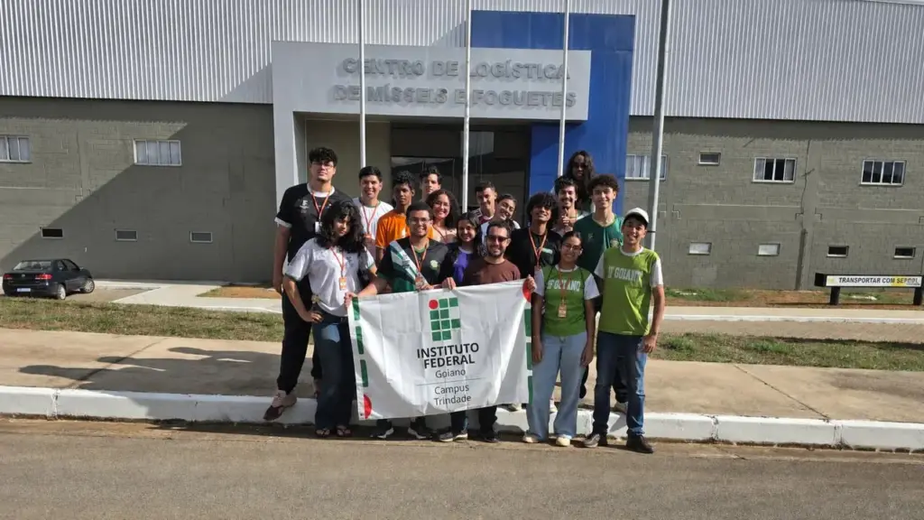 Quinze estudantes de instituto federal constroem foguetes com garrafas PET, vencem competição em base do Exército e classificam três equipes para Supercopa nacional, em Maceió, com chance de uma experiência científica na Europa