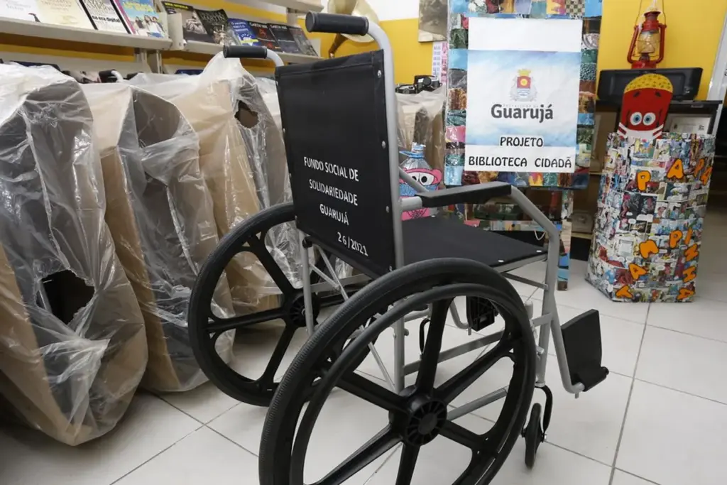Escolas, igrejas, hotéis e comércios de Guarujá reuniram lacres e tampinhas em quase 500 pontos de coleta, transformaram recicláveis em 40 cadeiras de rodas e elevaram para 80 as entregas desde 2025