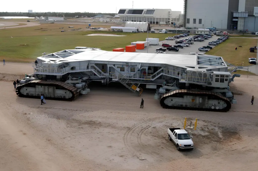 “Monstro” de mais de 3 mil toneladas, Crawler Transporter 2 carrega quase 19 mil litros de diesel, consome 1 galão a cada 10 metros e arrasta os gigantescos foguetes lunares da NASA até a plataforma de lançamento