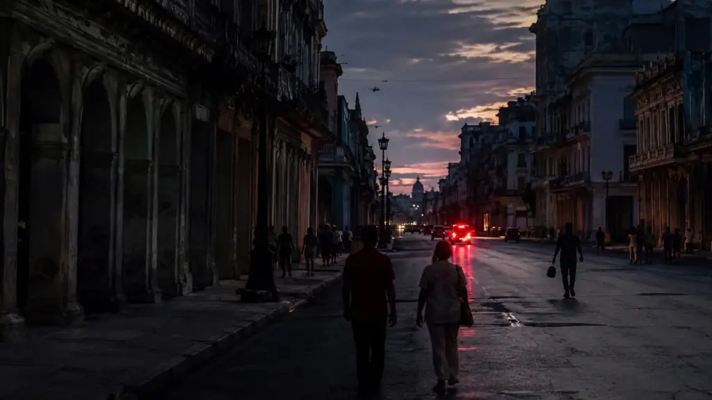 Cuba fica quase 48 horas no escuro após apagão nacional, sofre novo colapso na tentativa de recuperação e consegue religar sistema elétrico em meio à crise de petróleo