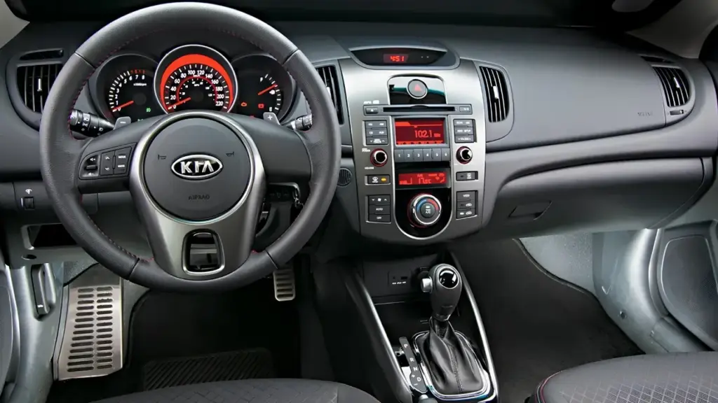 Custando menos de R$ 50 mil e com visual chamativo, o Kia Cerato SX 2012 entrega porta-malas de 415 litros, motor 1.6 a gasolina de 126 cv, câmbio automático de 6 marchas, rodas aro 17 e consumo de até 12,3 km/l, oferecendo porte de sedã por preço de carro popular usado