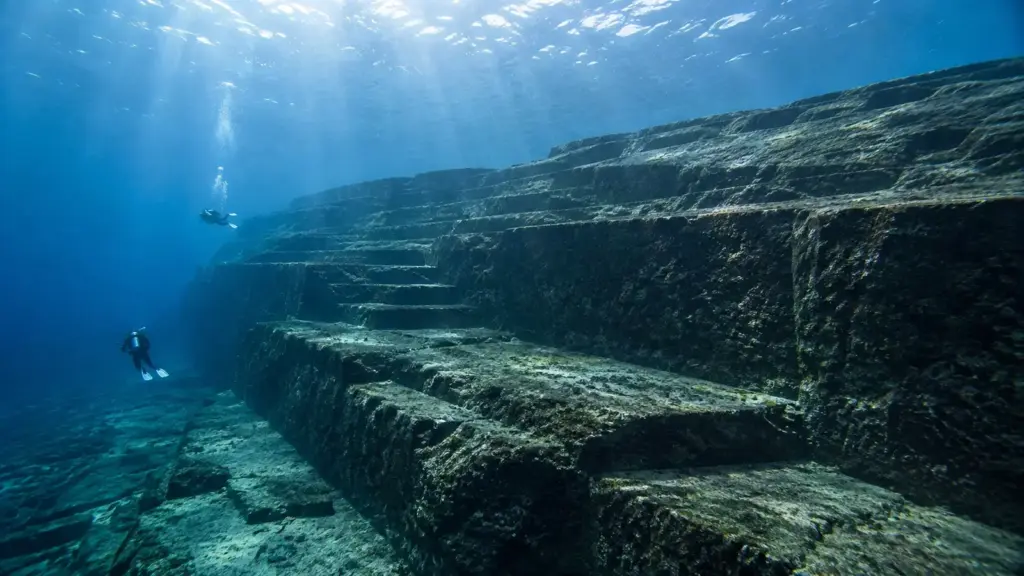 No fundo do mar de uma ilha japonesa, pirâmide incrível de 100 metros de comprimento e 25 metros de altura, com paredes, plataformas e degraus intriga mergulhadores e divide especialistas No fundo do mar de uma ilha japonesa, pirâmide incrível de 100 metros de comprimento e 25 metros de altura, com paredes, plataformas e degraus intriga mergulhadores e divide especialistas