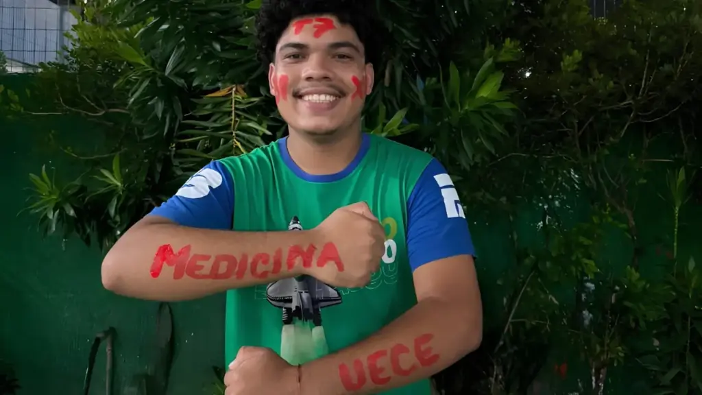 Filho de agricultor e professora, jovem de 21 anos troca sua cidade natal por Fortaleza para estudar e conquista aprovação em Medicina na UECE: Kauê Brito saiu da escola pública, ganhou bolsa no Farias Brito e superou a distância do sertão para realizar o sonho de cursar Medicina Filho de agricultor e professora, jovem de 21 anos troca sua cidade natal por Fortaleza para estudar e conquista aprovação em Medicina na UECE: Kauê Brito saiu da escola pública, ganhou bolsa no Farias Brito e superou a distância do sertão para realizar o sonho de cursar Medicina