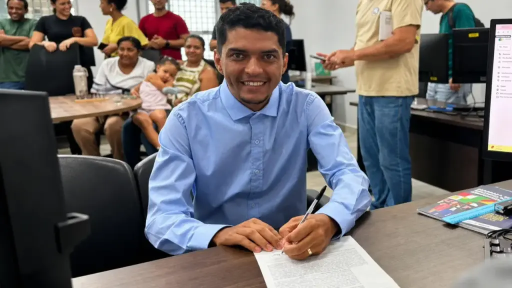 Aos 29 anos, Eduardo foi aprovado no cargo de professor na mesma universidade onde se formou: filho e neto de empregadas domésticas, ele foi criado pela avó na periferia, estudou em universidade pública, fez mestrado, doutorado e pós-doutorado e voltou à instituição onde se formou para ser o primeiro professor efetivo contratado por concurso da história da UFNT Aos 29 anos, Eduardo foi aprovado no cargo de professor na mesma universidade onde se formou: filho e neto de empregadas domésticas, ele foi criado pela avó na periferia, estudou em universidade pública, fez mestrado, doutorado e pós-doutorado e voltou à instituição onde se formou para ser o primeiro professor efetivo contratado por concurso da história da UFNT