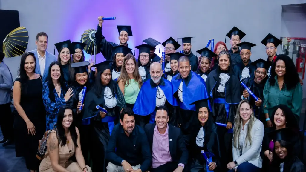 De catadores de recicláveis a diplomados: 22 trabalhadores concluem graduação gratuita de 2 anos na Universidade Católica de Brasília e levam gestão profissional para dentro das cooperativas