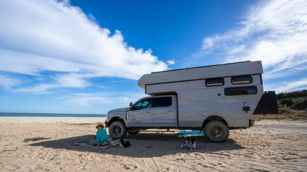 Depois de mais de 2.000 noites viajando em três vans Sprinter, família troca tudo por um caminhão de expedição e revela qual veículo realmente funciona melhor para viver na estrada Depois de mais de 2.000 noites viajando em três vans Sprinter, família troca tudo por um caminhão de expedição e revela qual veículo realmente funciona melhor para viver na estrada