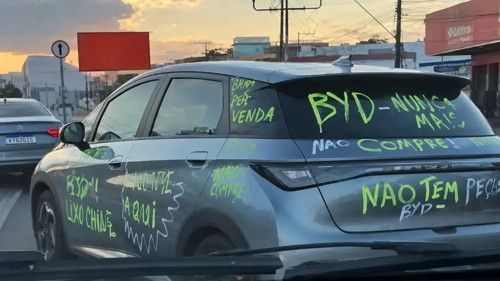 Revoltado com a falta de peças e o pós-venda, dono de BYD Dolphin cobre o carro com frases como “não compre”, “não tem peças” e “zero pós-venda” e transforma o veículo em um protesto ambulante contra a montadora
