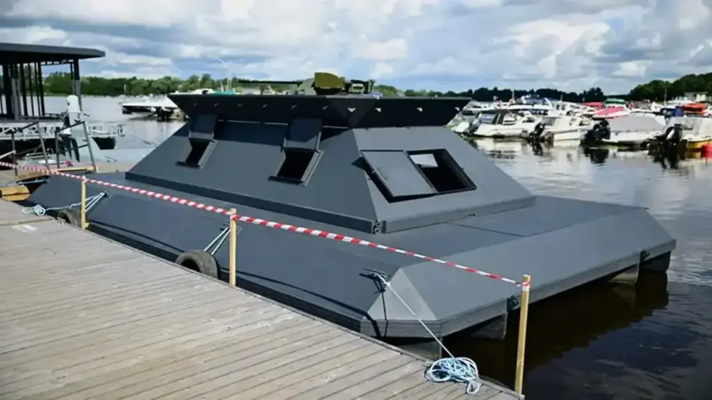 Rússia testa “bunker flutuante” com canhão para proteger portos após ataques com centenas de drones ucranianos Rússia testa “bunker flutuante” com canhão para proteger portos após ataques com centenas de drones ucranianos