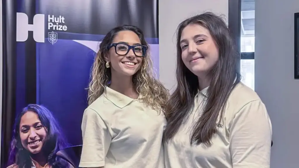 Duas estudantes brasileiras criam produto para conter incêndios, que pode virar adubo após o uso e agora disputa prêmio de US$ 1 milhão