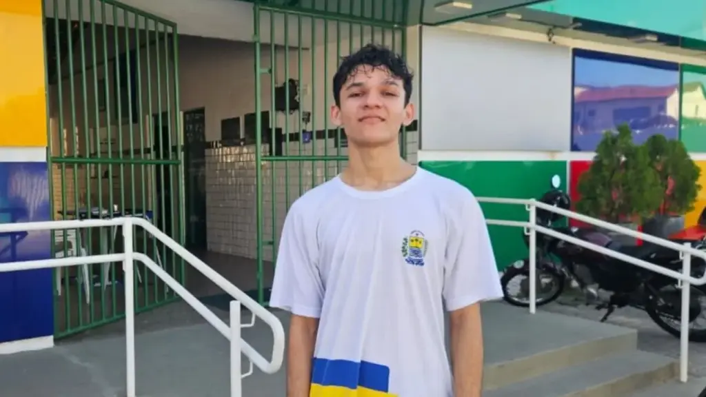 Com apenas 16 anos, ele começou a trabalhar em uma padaria para ajudar sua mãe, seus irmãos e para comprar o seu primeiro computador; aos 18 anos, Jhonatas tornou-se professor de programação de uma multinacional
