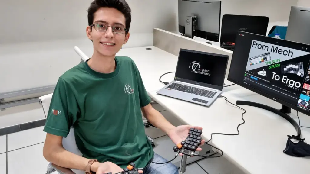 Ele sentia dores ao usar teclado comum e criou seu próprio teclado: o estudante da UFMG, Kael Soares, transformou a própria tendinite como inspiração para criar teclado de apenas 42 teclas, dividido em duas partes e disponível gratuitamente para qualquer pessoa fabricar; conheça o Kaly42 Ele sentia dores ao usar teclado comum e criou seu próprio teclado: o estudante da UFMG, Kael Soares, transformou a própria tendinite como inspiração para criar teclado de apenas 42 teclas, dividido em duas partes e disponível gratuitamente para qualquer pessoa fabricar; conheça o Kaly42