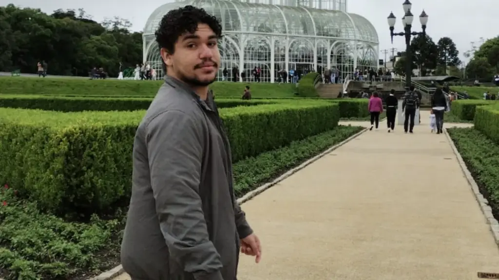 Ele trabalhava como garçom e entregador no Ceará, conseguiu uma bolsa no Insper e mudou-se para São Paulo para estudar Administração e planeja voltar ao seu estado como professor; conheça a história de Anderson, que transformou seu acidente e dificuldades em uma trajetória de conquistas