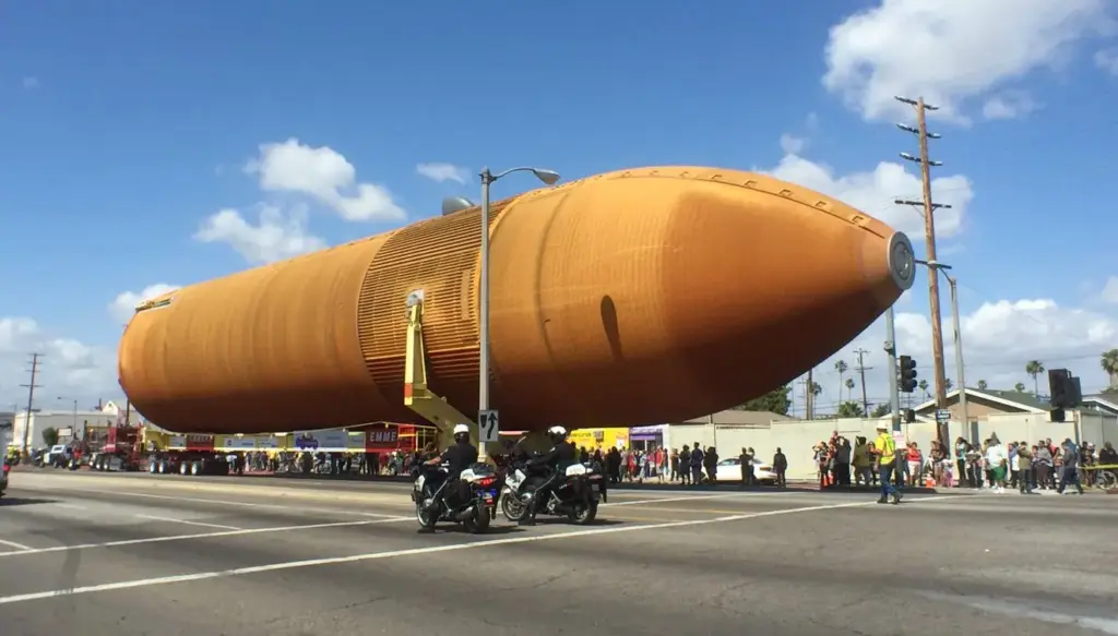 Colosso espacial da NASA com 47 metros cruza quase 8 mil quilômetros sobre uma barcaça, atravessa o Canal do Panamá e avança por 26 quilômetros de ruas fechadas em Los Angeles até chegar ao California Science Center em uma operação gigantesca Colosso espacial da NASA com 47 metros cruza quase 8 mil quilômetros sobre uma barcaça, atravessa o Canal do Panamá e avança por 26 quilômetros de ruas fechadas em Los Angeles até chegar ao California Science Center em uma operação gigantesca